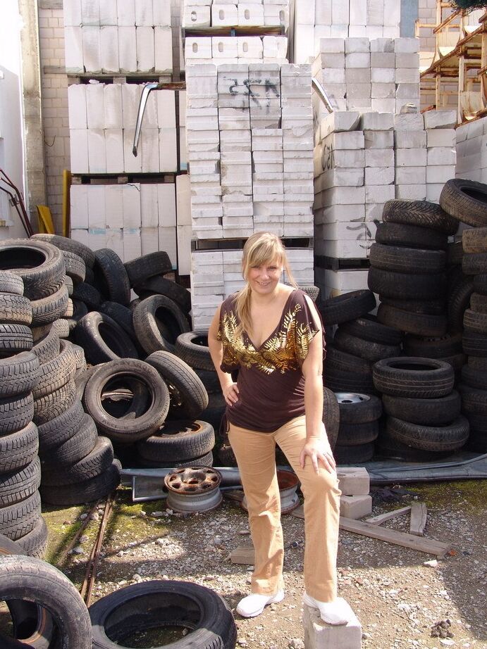 16P Middle-aged blonde Sweet Susi gets naked while visiting the wreckers