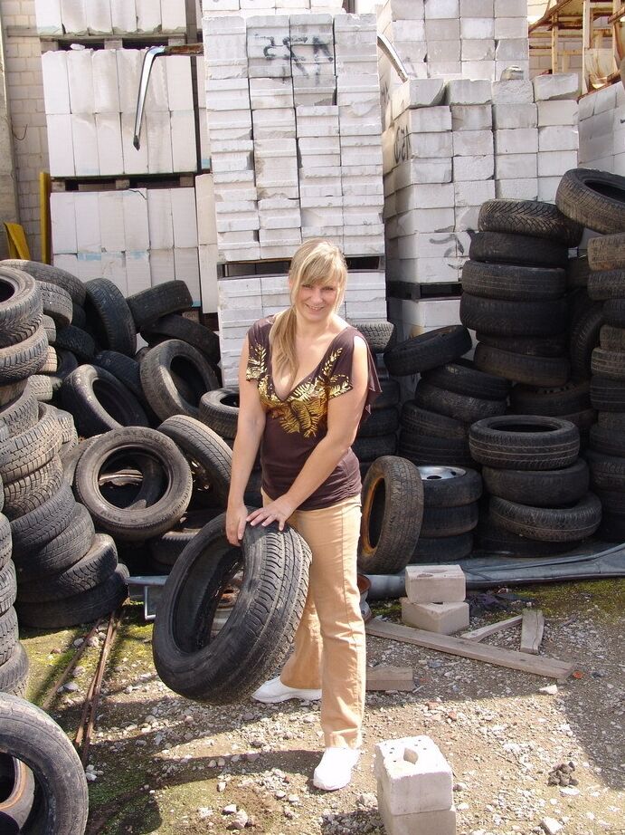 16P Middle-aged blonde Sweet Susi gets naked while visiting the wreckers