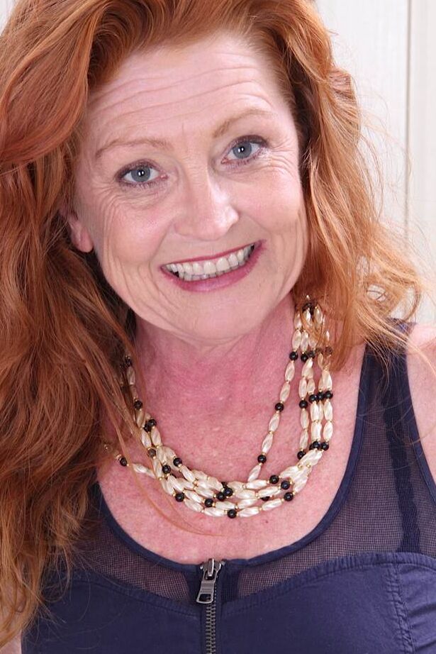 16P Awesome mature redhead in stockings Veronica showing her ass