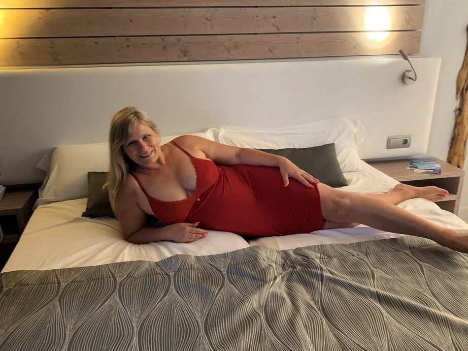20P A loira mais velha Sweet Susi libera seus peitos grandes e bunda de lingerie vermelha na cama