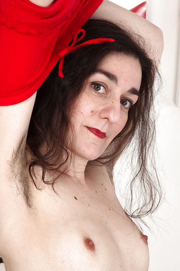 16P Hairy pussy and armpits by ugly mature brunette in the close up scene.