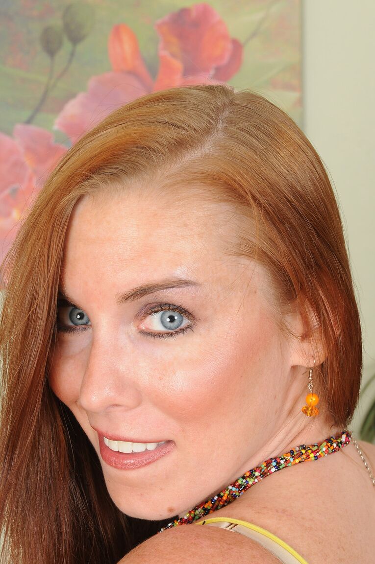 21P MILF de olhos azuis Desiree DeLuca exibe suas suculentas mamas em um strip-tease caseiro