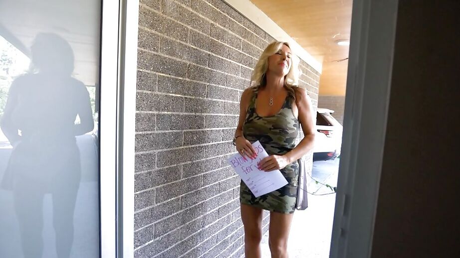 16P A dona de casa Sandra Otterson deixando peitos de monstro soltos das roupas camufladas
