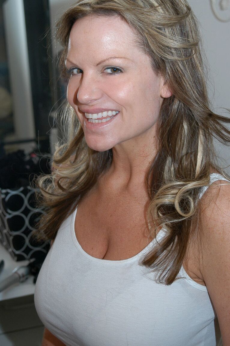 16P A gata sexy Carmel Moore e a deslumbrante MILF Kelly Madison mostrando seus peitos grandes