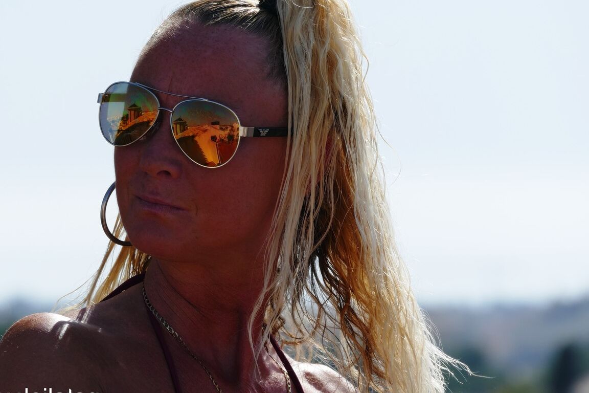 15P Amadora madura Natalie K revela seus talentos naturais e bunda gostosa na varanda