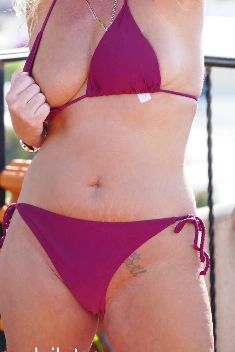 15P Amadora madura Natalie K revela seus talentos naturais e bunda gostosa na varanda