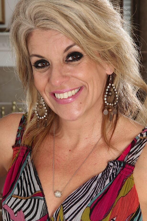 16P Sierra Smith, bombasse blonde mature, étale son vagin expérimenté.
