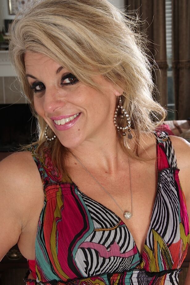 16P Sierra Smith, bombasse blonde mature, étale son vagin expérimenté.
