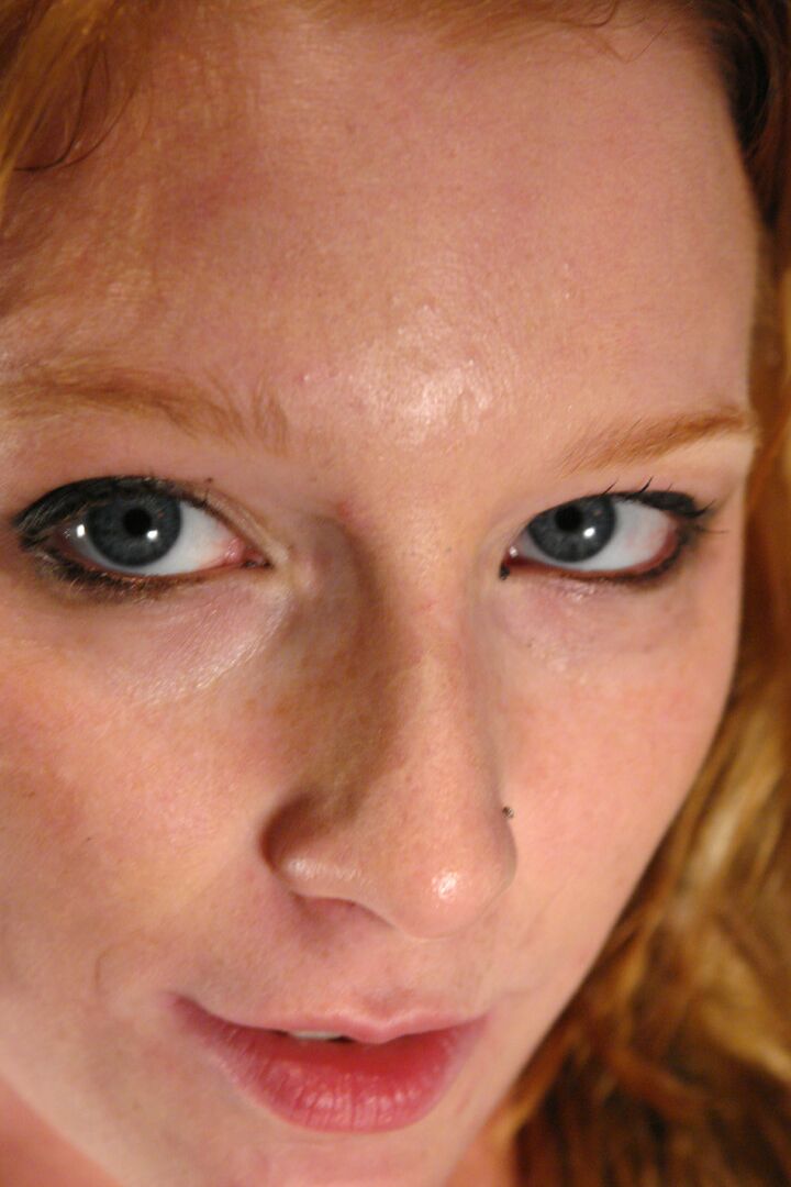 21P A adolescente magra Alexa Lynn pega um vibrador em sua vulva careca de uma máquina de sexo