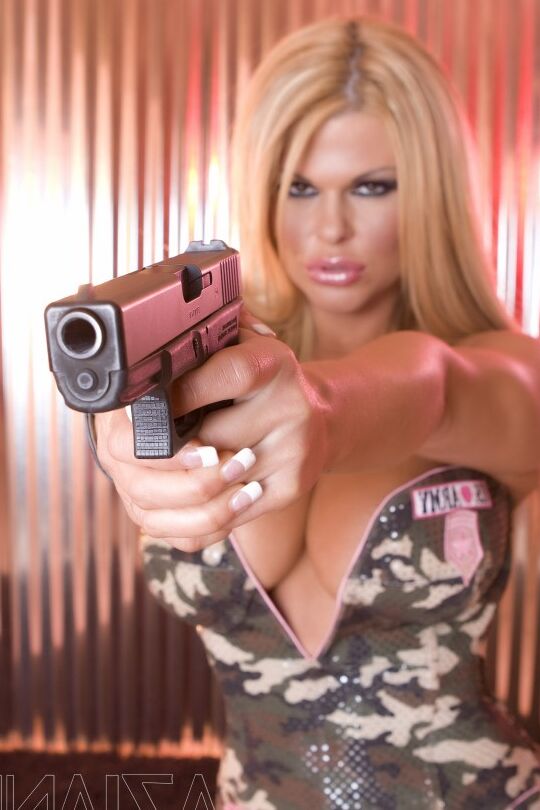 15P Das sexy Gangsta-Babe Sophia Rossi breitet sich nackt aus, um mit ihrer Waffe zu masturbieren