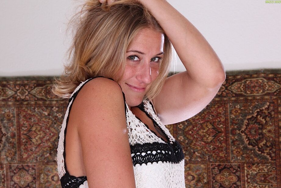 16P La rubia mayor Sky luce un coño afeitado hinchado y tetas naturales
