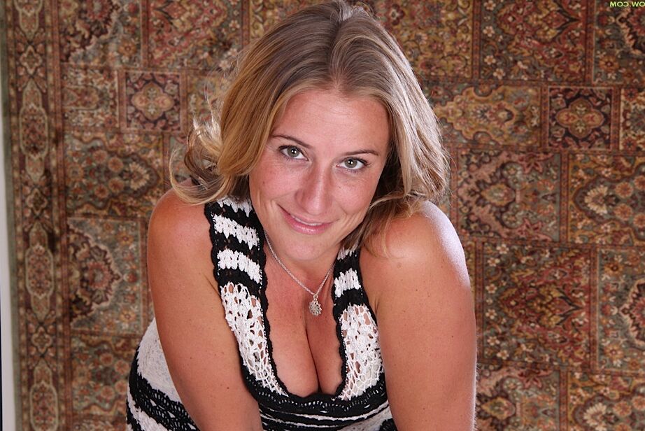 16P La rubia mayor Sky luce un coño afeitado hinchado y tetas naturales