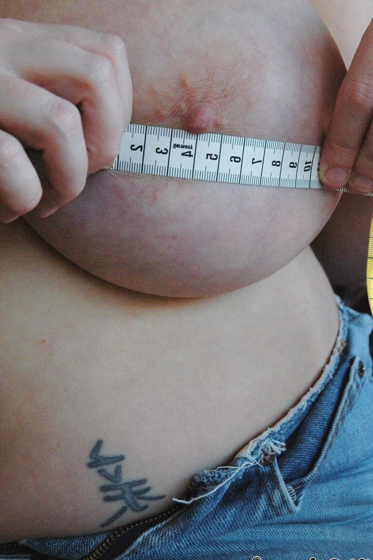 20P La madura rubia Davina mide sus enormes tetas y ordeña sus pezones