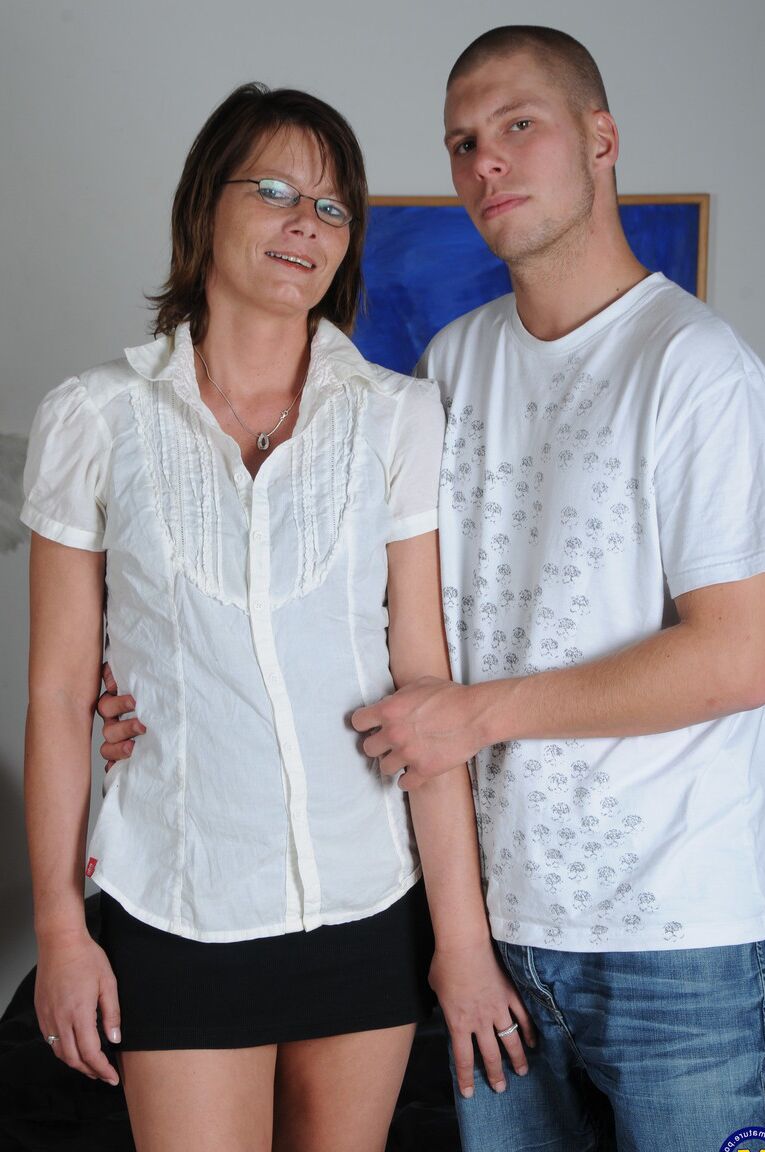21P Mãe europeia de óculos Lilje dá sua boceta raspada para um garanhão com tesão