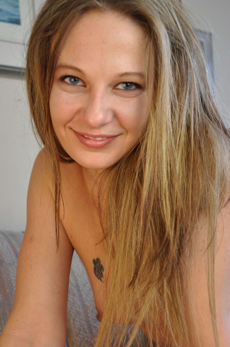 17P Hot MILF com seios naturais Tasha Ray não consegue parar de dedilhar sua vagina encharcada