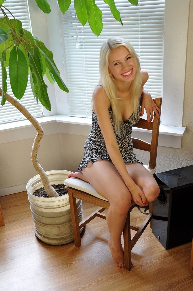 17P Peituda Vanessa Clark mostra um lindo sorriso, seios perfeitos