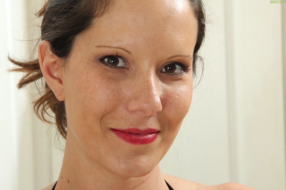 16P 巨乳熟女デザイア・デルゴトが垂れ下がったおっぱいで遊んでいる