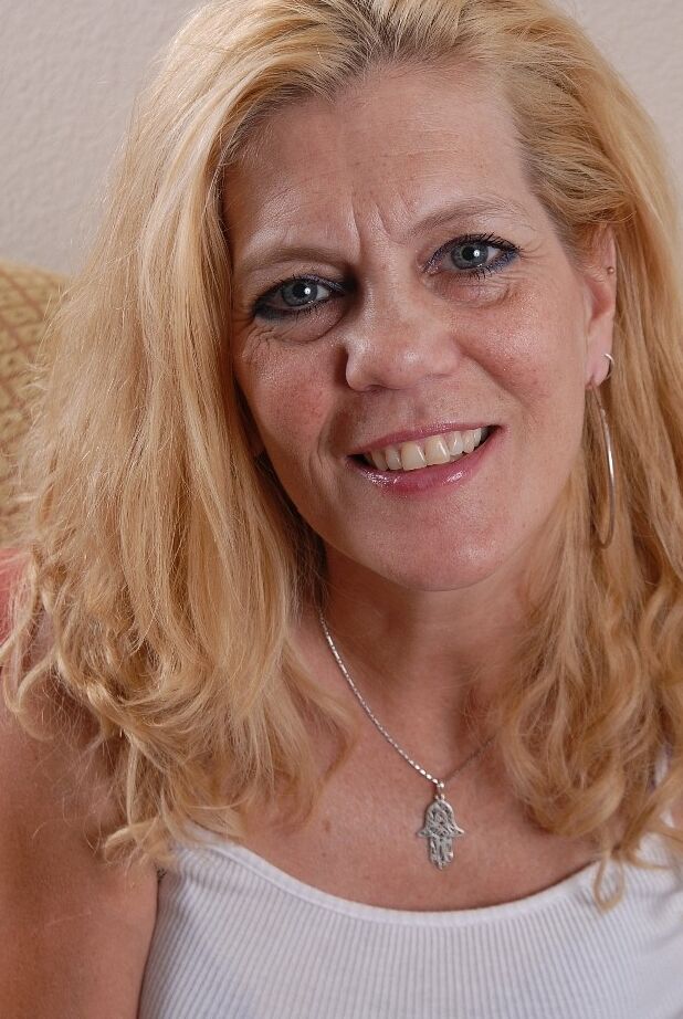 16P Lori, blonde mature et salope, nous montre son joli corps d'apparence jeune.