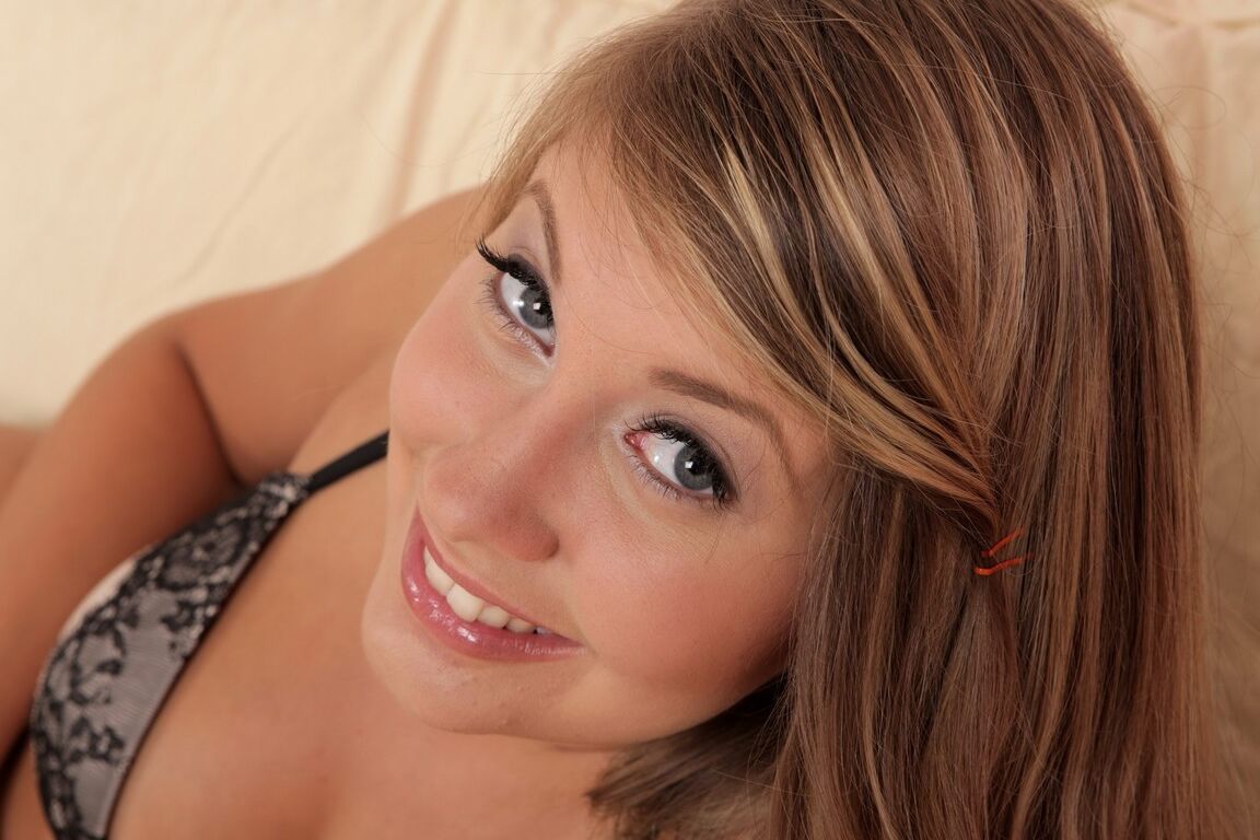 21P La rubia cachonda Holly muestra sus hermosas tetas y juega con su vagina afeitada