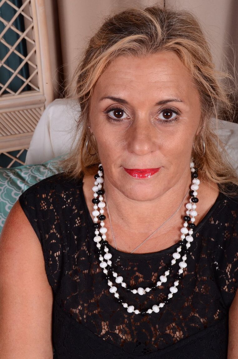 16P A dona de casa americana mais velha tira a roupa para exibir sua buceta natural
