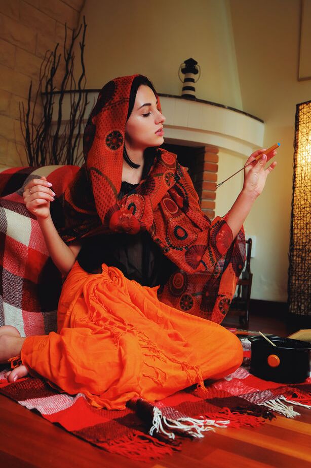 12P Sultana evokes a sultry seductress with lusty appeal and hypnotizing gaze