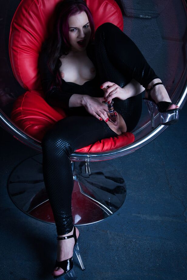 16P Candi plunges the dildo deep inside of her wet snatch, writhing in her vintage