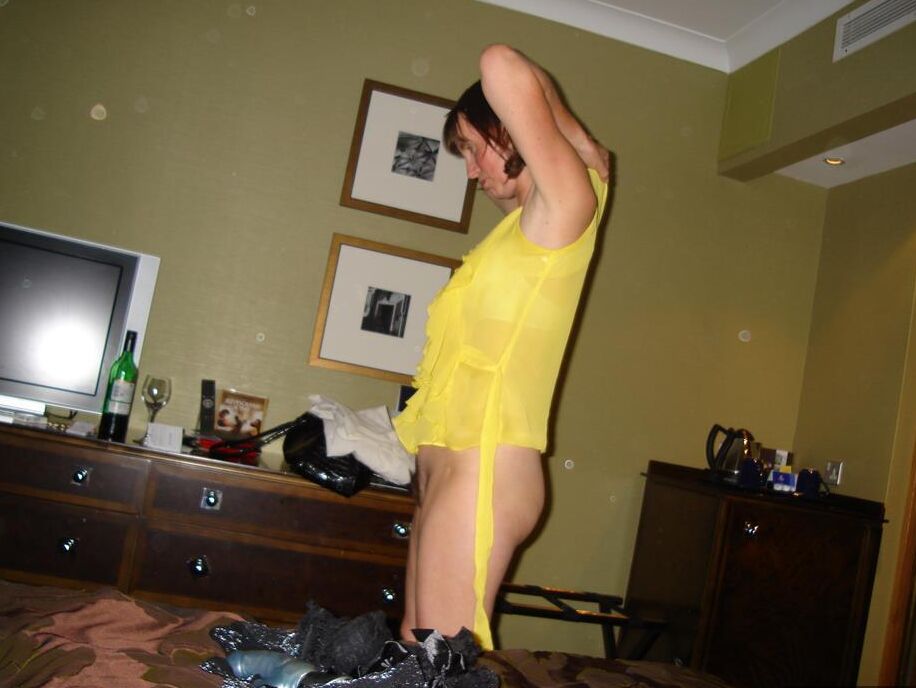 16P La mayor amateur Slutscot Susan juega con su arbusto en una cama antes de hacer una mamada
