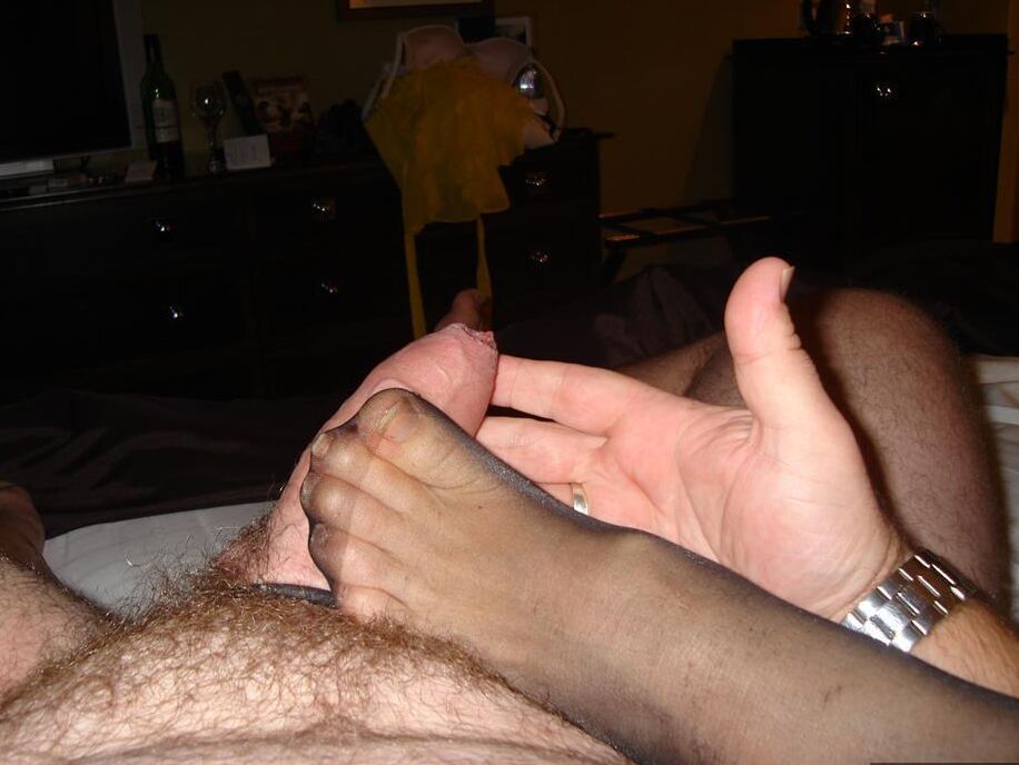 16P La mayor amateur Slutscot Susan juega con su arbusto en una cama antes de hacer una mamada