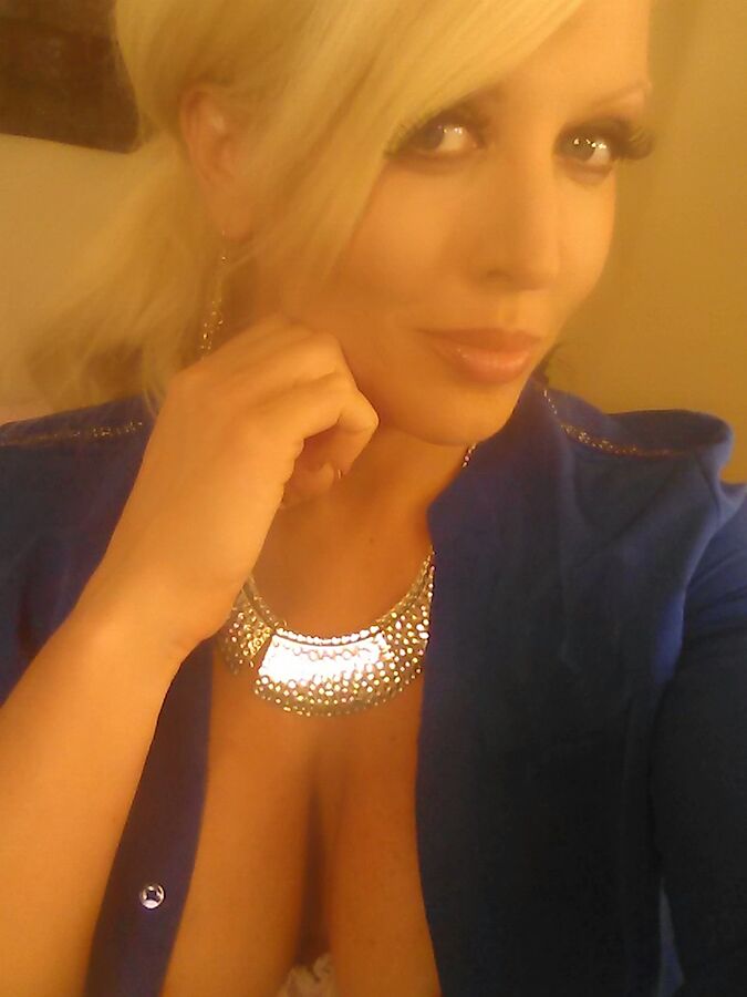 21P Glamourosa MILF Alura Jenson mostra seu grande decote