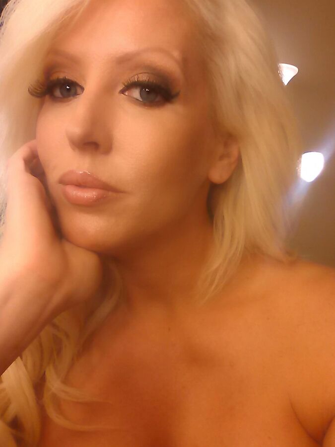 21P Glamourosa MILF Alura Jenson mostra seu grande decote