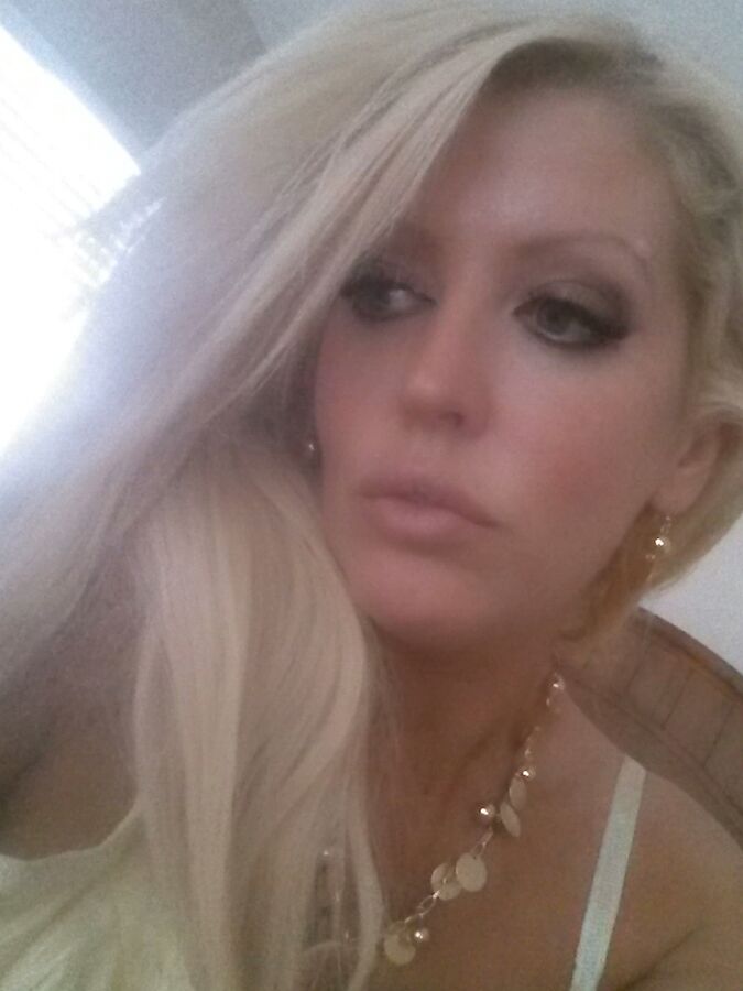21P Glamourosa MILF Alura Jenson mostra seu grande decote