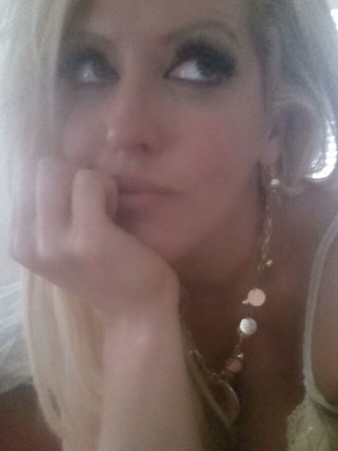 21P Glamourosa MILF Alura Jenson mostra seu grande decote