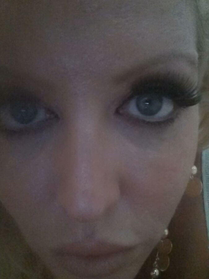 21P Glamourosa MILF Alura Jenson mostra seu grande decote