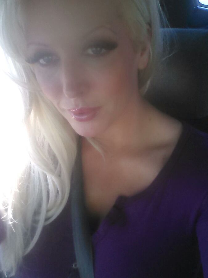 21P Glamourosa MILF Alura Jenson mostra seu grande decote