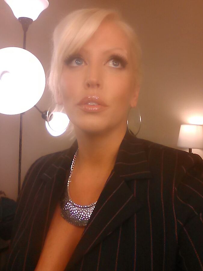 21P Glamourosa MILF Alura Jenson mostra seu grande decote