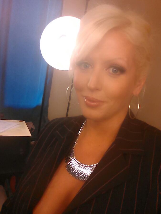 21P Glamourosa MILF Alura Jenson mostra seu grande decote