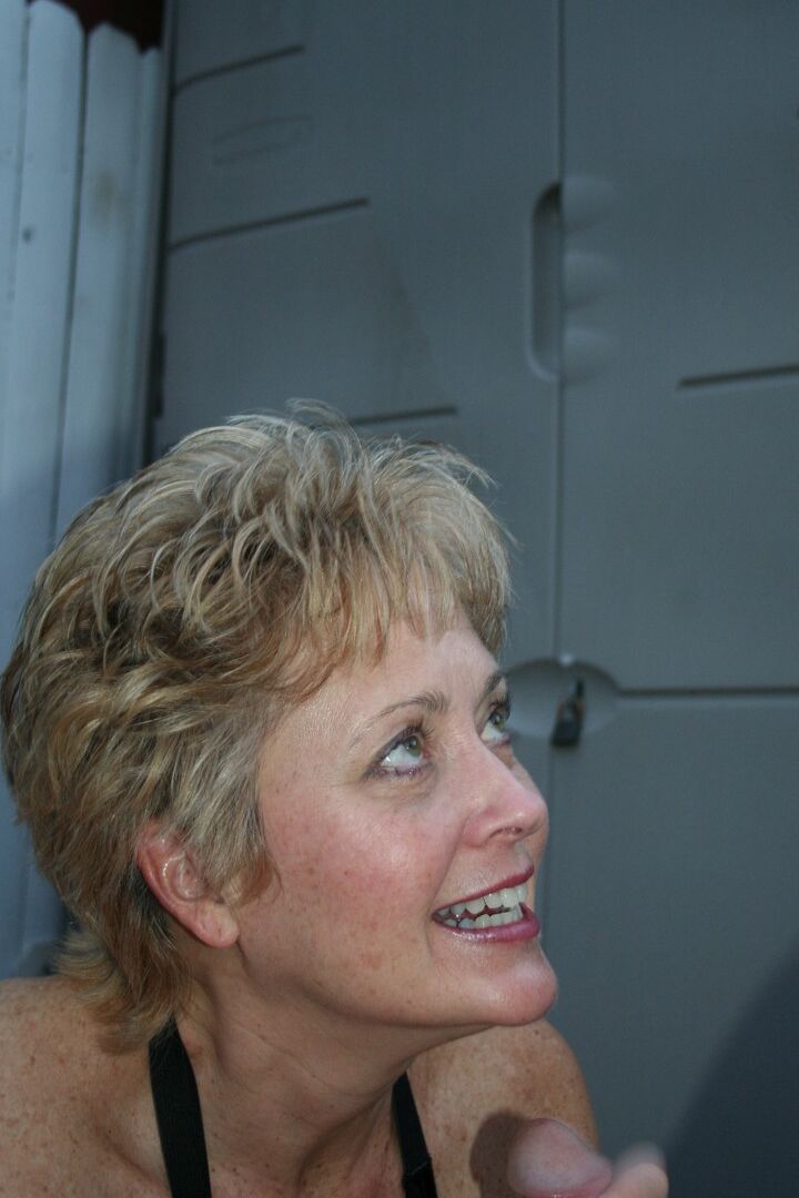 21P A swinger nativa de Tampa, Tracy Lick, fica de joelhos