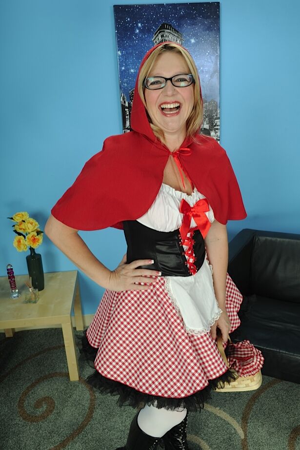 16P Stocking and glasses clad mature blonde Sable Knight strutting in boots