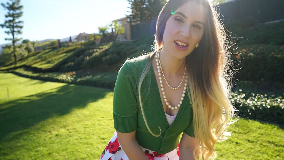 17P Niki Snow, une golfeuse chic, se fait pilonner la chatte serrée et humide en gros plan