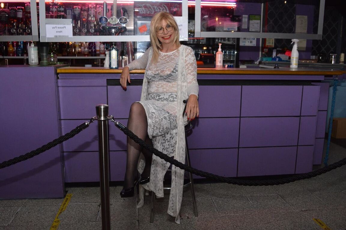 16P A amadora mais velha Barby Slut fica nua de meia enquanto está em um cinema de sexo