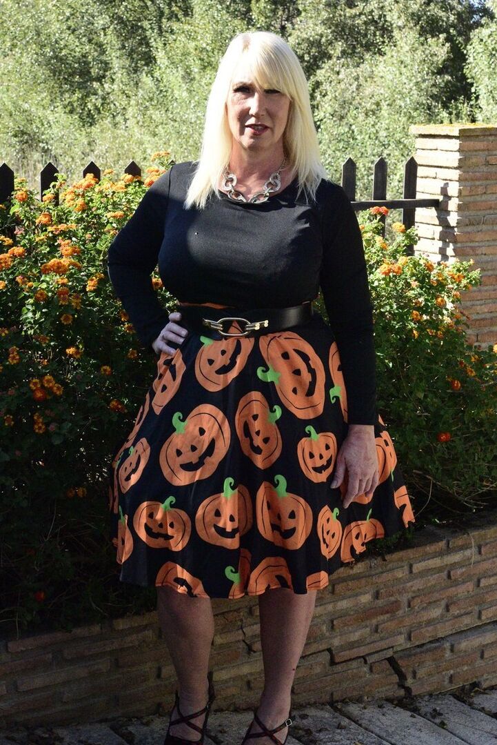 16P A loira madura Melody expõe sutiã e calcinha enquanto se veste para o Halloween