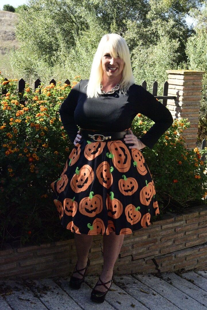 16P A loira madura Melody expõe sutiã e calcinha enquanto se veste para o Halloween