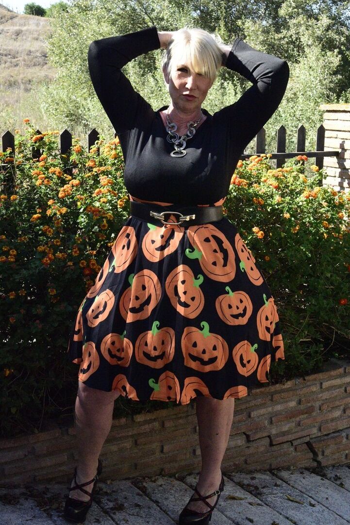 16P A loira madura Melody expõe sutiã e calcinha enquanto se veste para o Halloween