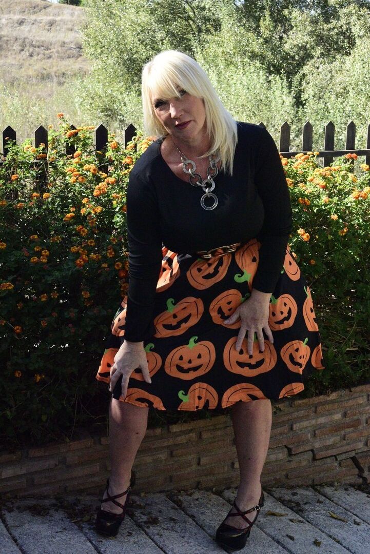 16P A loira madura Melody expõe sutiã e calcinha enquanto se veste para o Halloween