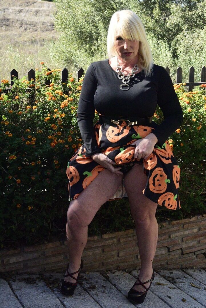 16P A loira madura Melody expõe sutiã e calcinha enquanto se veste para o Halloween