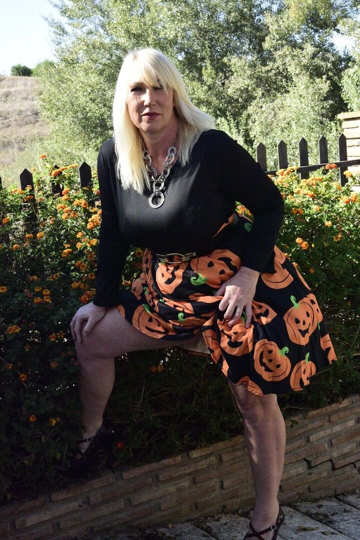 16P A loira madura Melody expõe sutiã e calcinha enquanto se veste para o Halloween