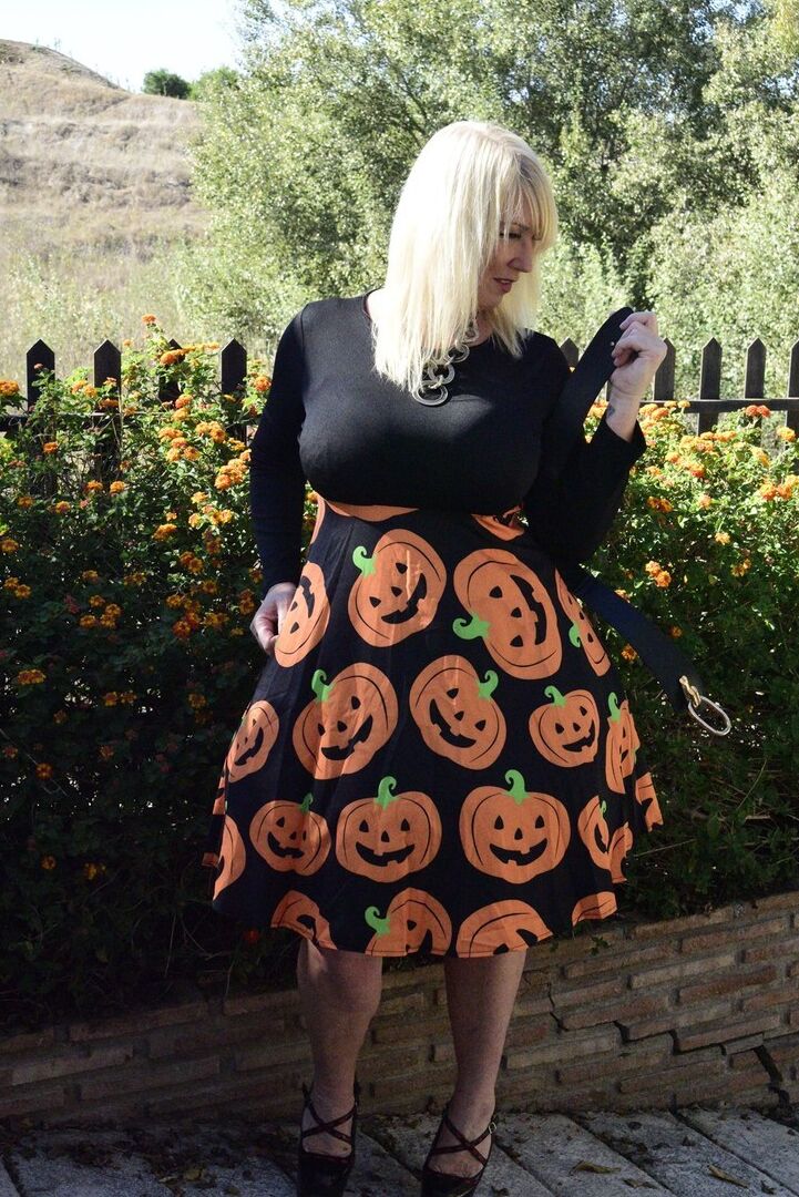 16P A loira madura Melody expõe sutiã e calcinha enquanto se veste para o Halloween
