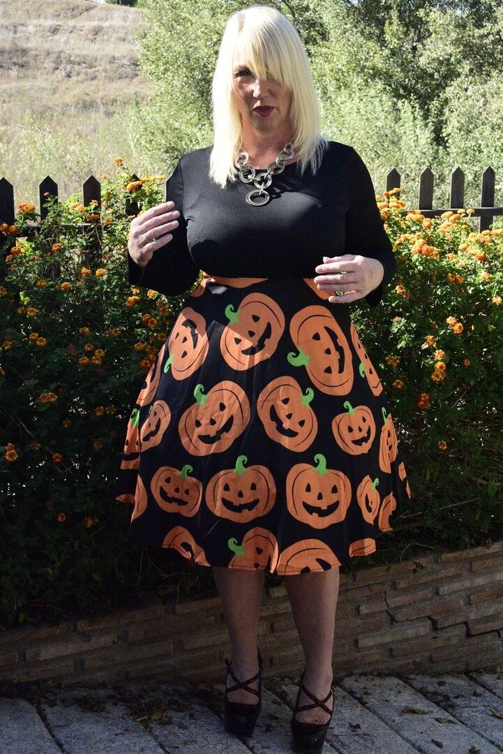 16P A loira madura Melody expõe sutiã e calcinha enquanto se veste para o Halloween