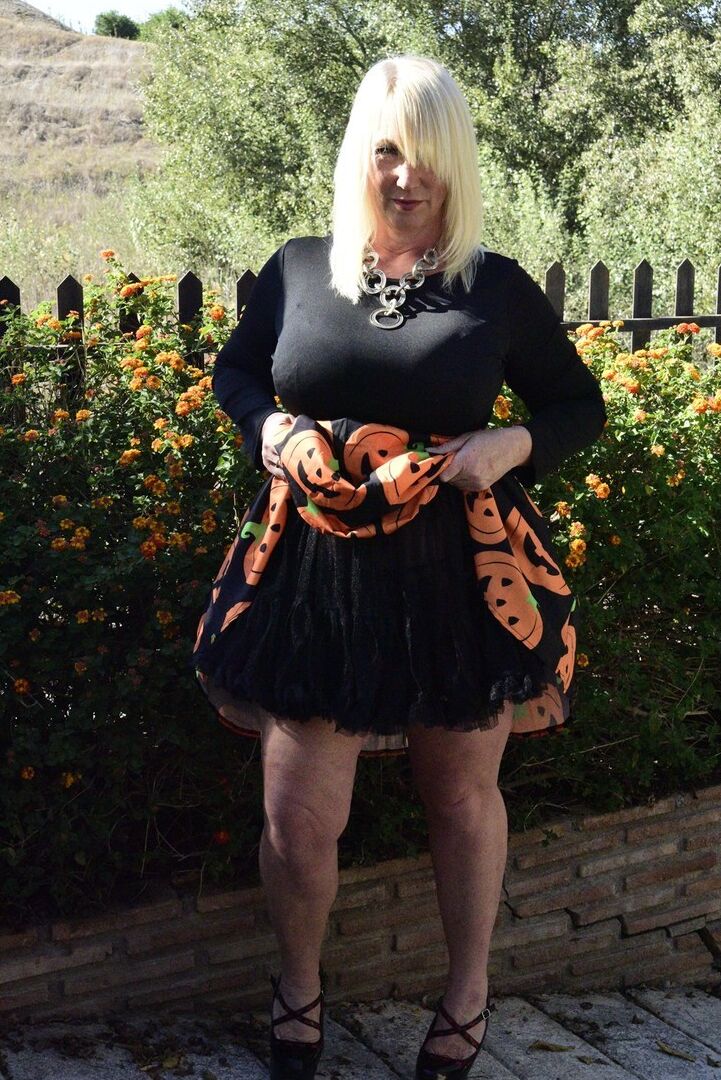 16P A loira madura Melody expõe sutiã e calcinha enquanto se veste para o Halloween