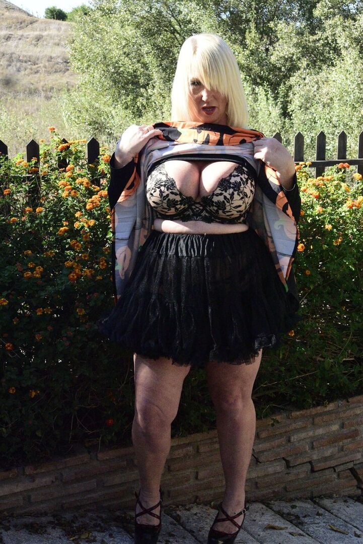 16P A loira madura Melody expõe sutiã e calcinha enquanto se veste para o Halloween